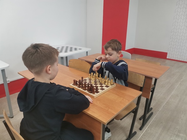 Самые маленькие ученики школы - наши первоклассники еженедельно приходят в центр Точка Роста на занятия по шахматам,За шахматной доской ребята сражаются не только со своими ровесниками, некоторые предпочитают соперников и постарше