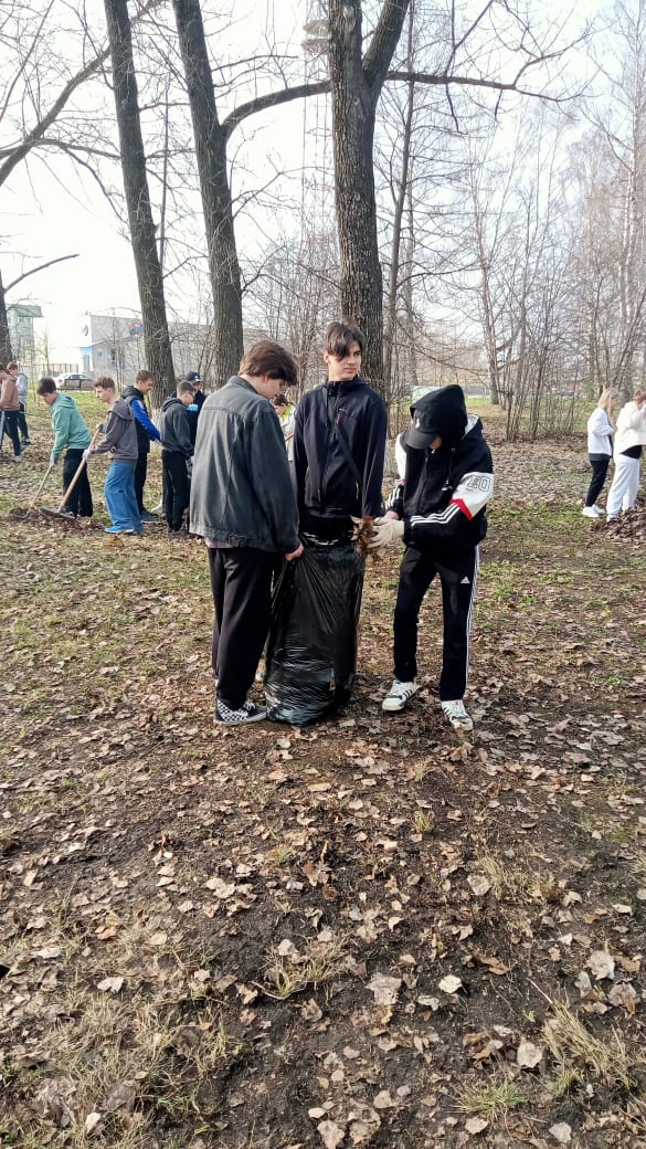 Уборка городского парка.