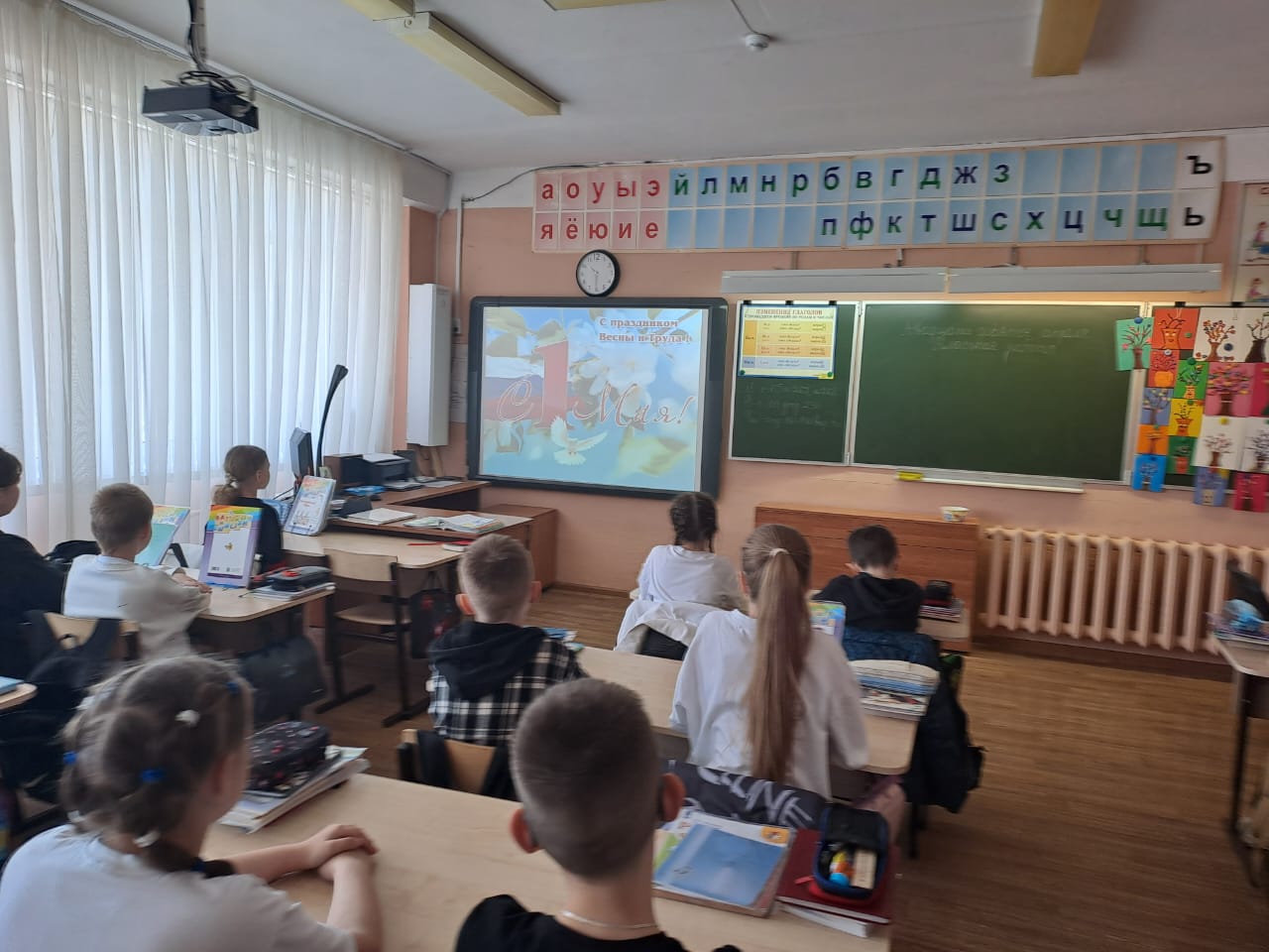 В нашей школе прошли классные часы, посвященные 1 мая – Празднику Весны и Труда..